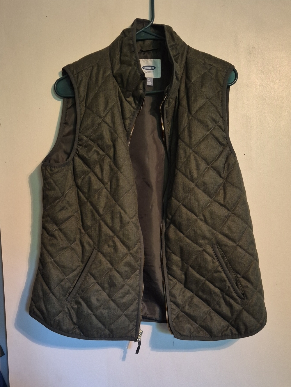 Old Navy Quilted Sleeveless Vest in Olive